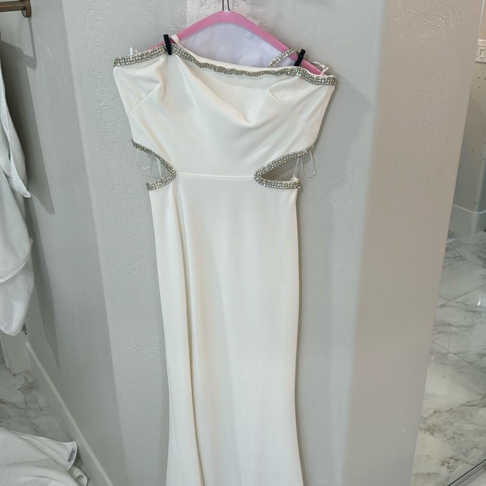 White dress size small. In perfect condition!